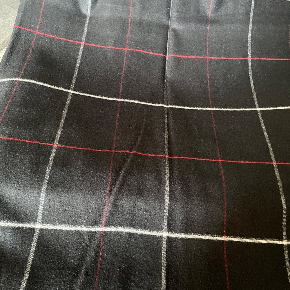 Cashmere-blend large scarf/wrap, in black, white, and red, like new, 28 x 70 in - Picture 9 of 11